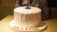 Sebulan lalu, Asila baru saja ulang tahun. Duh, senyumnya bahagia banget ya di depan kue hihi. Foto: Instagram therealasilamaisa
