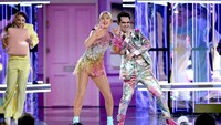 Taylor Swift dan Brandon Urie saat tampil di Billboards Music Awards 2019 di Nevada, Amerika Serikat pada Rabu (1/5). Ethan Miller/Getty Images