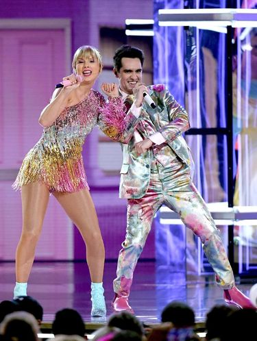 Taylor Swift Ngaku Cukur Rambut Kaki Setiap Hari, Netizen Heboh