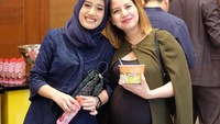 Berfoto dengan adik kandungnya. Tya terlihat sedang membawa makanan ketika sedang berfoto dengan sang adik. Mirip nggak sih? Foto: Instagram@tya_ariestya
