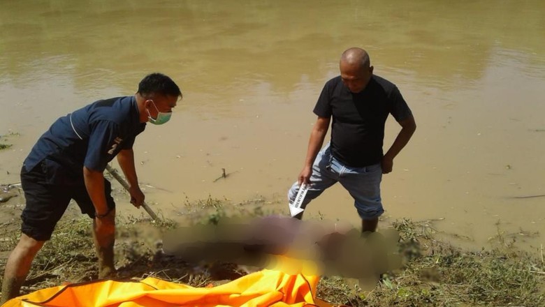 Mayat Wanita Berdaster Ungu Ditemukan di Pinggir Sungai Citarum Mayat Wanita Berdaster Ungu Ditemukan di Pinggir Sungai Citarum