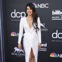 Juga mendampingi Jonas Brothers, aktris Priyanka Chopra. Istri Nick Jonas mencuri perhatian dengan gaun couture berbelahan dada rendah karya Zuhair Murad. Foto: Getty Images