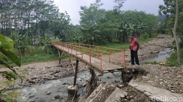 Prihatin Hardiknas di Semarang: Sekolah dan Akses Jembatan Rusak