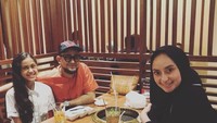 Gadis yang jago nyanyi ini sedang makan malam bersama abi dan mommy-nya. Mereka terlihat hendak makan daging panggang ala Jepang. Nyamm! Foto: Instagram therealasilamaisa