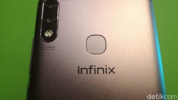 Ukuran resolusi kamera juga sama untuk kamera utama di ponsel tersebut. (Foto: detikINET/Agus Tri Haryanto)