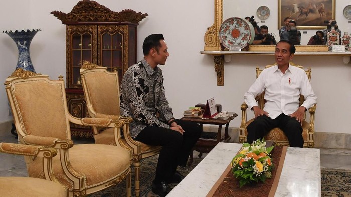 Agus Harimurti Yudhoyono (AHY) bertemu dengan Presiden Joko Widodo di Istana Merdeka, Jakarta. Seperti apa momen kebersamaan keduanya?