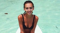 Gaya Rachel Cook berfoto menikmati keindahan laut Thailand (rachelc00k/Instagram)