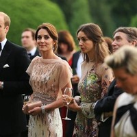 Nama Rose Hanbury sejak 2019 lalu dikaitkan dengan Pangeran William. Dia disebut sebagai selingkuhan Pangeran William. Tabloid gosip In Touch menyebut mereka berselingkuh saat Kate hamil anak ketiganya, Louis pada 2018 silam. Foto: Getty Images