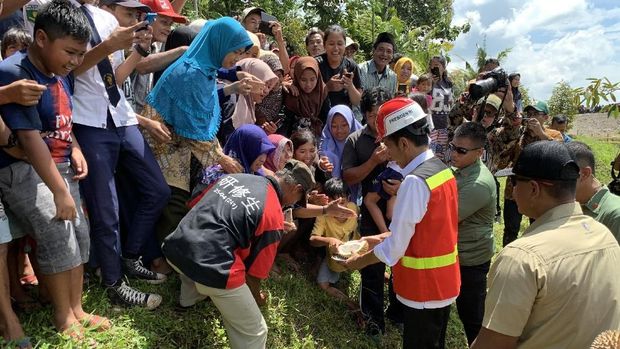  Usai peresmian Bendungan Gondang, Presiden Joko Widodo (Jokowi) dan Ibu Negara Iriana mencicipi durian