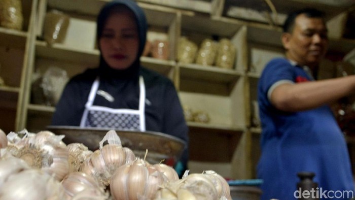 Menjelang Ramadan sejumlah harga kebutuhan dapur mulai mengalami kenaikan. Bawang putih jadi salah satu bahan makanan yang naik hingga mencapai Rp 53 ribu.