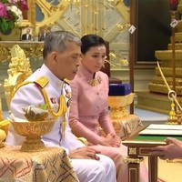 Setelah dekat dengan sang raja yang tadinya masih berstatus pangeran, Suthida bekerja di tim keamaan kerajaan dan menjabat sebagai komandan dengan pangkat jendral. Tugasnya kurang lebih menjadi pengawal untuk Raja Maha yang saat itu masih menjadi putra mahkota Foto: Thai TV Pool / AFP