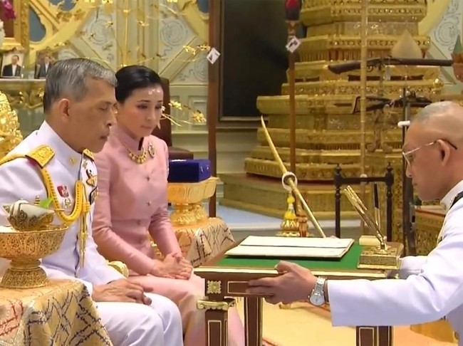 Setelah dekat dengan sang raja yang tadinya masih berstatus pangeran, Suthida bekerja di tim keamaan kerajaan dan menjabat sebagai komandan dengan pangkat jendral. Tugasnya kurang lebih menjadi pengawal untuk Raja Maha yang saat itu masih menjadi putra mahkota Foto: Thai TV Pool / AFP