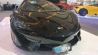 Terakhir, McLaren 570 S yang dibandrol Rp 8,05 M (off the road), dua varian warna ditampilkan yakni putih dan hitam bejejer di antara Ferrari dan Lamborghini.Foto: Ridwan/detikOto