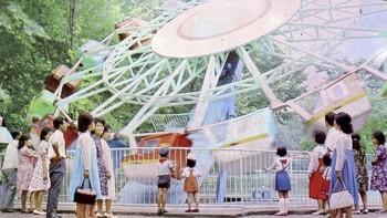 Berbondong-bondong menikmati wahana kicir angin. (Foto: Retro DPRK/News Dog Media)