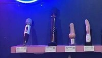Berhubung tempat ini menyajikan hal-hal dewasa sebagai selling pointnya, pengunjung juga bisa menjumpai sejumlah suvenir bertema dewasa seperti alat pemuas kebutuhan, gel dan lainnya. Harus umur dewasa kalau mau masuk ke tempat ini (Pinxy Adult Theme Park)  