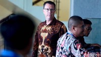 CEO Blackgold Natural Resources, Rickard Philip Cecil mengenakan kemeja batik berwarna cokelat saat menyambangi gedung KPK, Jakarta, Kamis (2/5/2019).