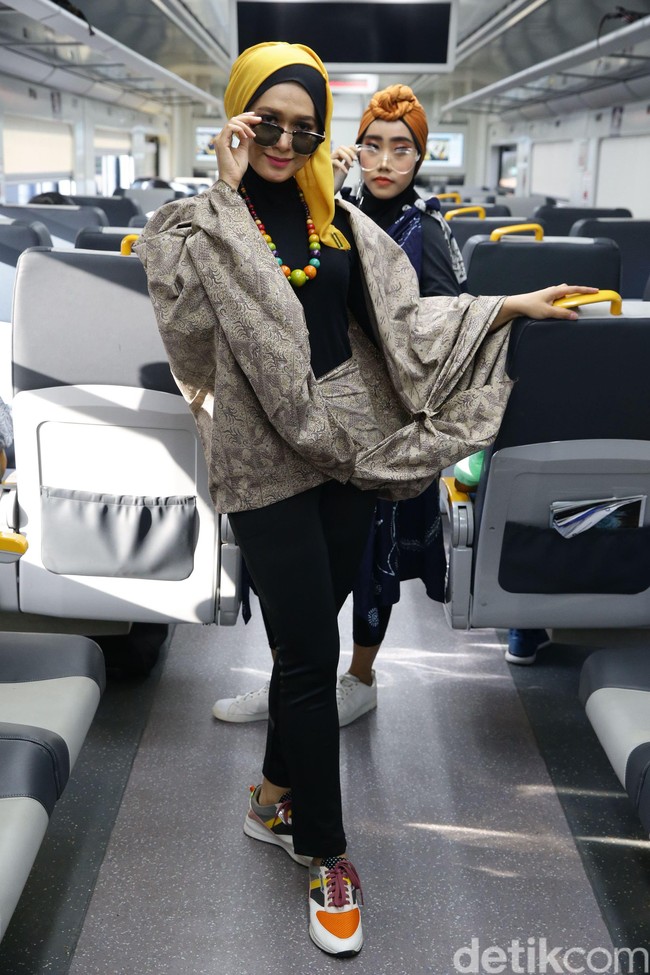 Para model tampil casual dengan busana serba hitam yang dipadukan dengan outer batik dan sneakers. Foto: Grandyos Zafna/detikcom