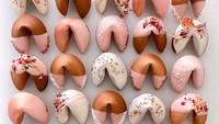  Fortune cookies yang satu ini terbuat dari paduan icing sugar berwarna pink muda dan putih. Springklenya pun dipilih dengan warna senada. Foto: Instagram rymondtn