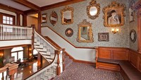 The Stanley Hotel di Estes Park, Colorado, dikenal sebagai inspirasi bagi novel The Shining karya Stephen King. Ada cerita unik namun horor di hotel itu. Kabarnya ada sosok yang disebut hantu bahagia yang seringkali mengepak pakaian para tamu ketika mereka tak melihatnya. Setiap ruangan di hotel ini pun disebut memiliki cerita hantu yang beragam lho. Istimewa/The Stanley Hotel via www.architecturaldigest.com.