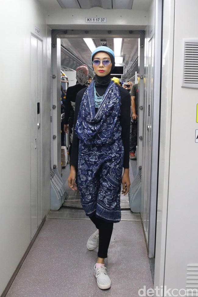 Fashion show ini memiliki keunikan tersendiri karena digelar di dalam gerbong kereta. Foto: Grandyos Zafna/detikcom