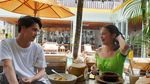 Pose Keren Ice Paris Intarakomalyasut Saat Makan dan Masak Bareng Sang Ibu