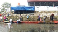 Tak hanya mencuci karpet masjid, banyak juga anak-anak yang berenang di sekitaran Sungai Muncul (Aji Kusuma/detikcom)