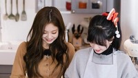 Membuat kue. Jenso alias Jennie dan Jisso kompak membuat sajian kue dengan isian sayuran. Hmm, rasanya pasti enak! Foto: Istimewa
