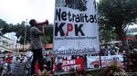 Aksi Pendemo Bakar Ban di Depan Gedung KPK