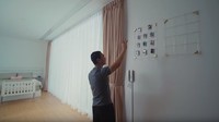 Raditya Dika mengungkapkan di rumahnya ada penampakan hantu dan beberapa kejadian ganjil, seperti kursi bergerak dan yang lainnya. Foto: YouTube Raditya Dika