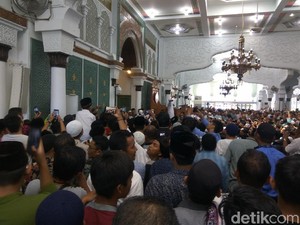 Jemaah Salat Jumat di Aceh Panggil Prabowo Pak Presiden