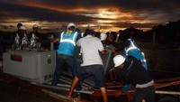 Begitu juga dengan trafo diangkut dengan perahu. Pool/PLN.