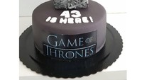 Kursi tahta Game of Thrones juga dihadirkan sebagai hiasan cake. Desainnya memang simpel tetapi terlihat keren dan ikonik ya. Foto: istimewa