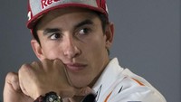 Marquez dengan serius memperhatikan salah seorang peserta jumpa pewarta saat mencapaikan komentar. (Foto: Jorge Guerero/AFP)