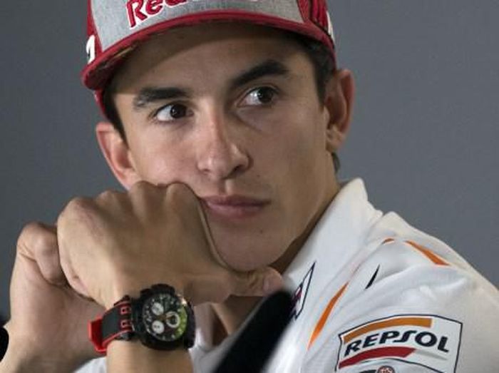 Pebalap Repsol Honda, Marc Marquez, khawatir dengan kondisi Jorge Lorenzo. (Foto: Jorge Guerero/AFP)