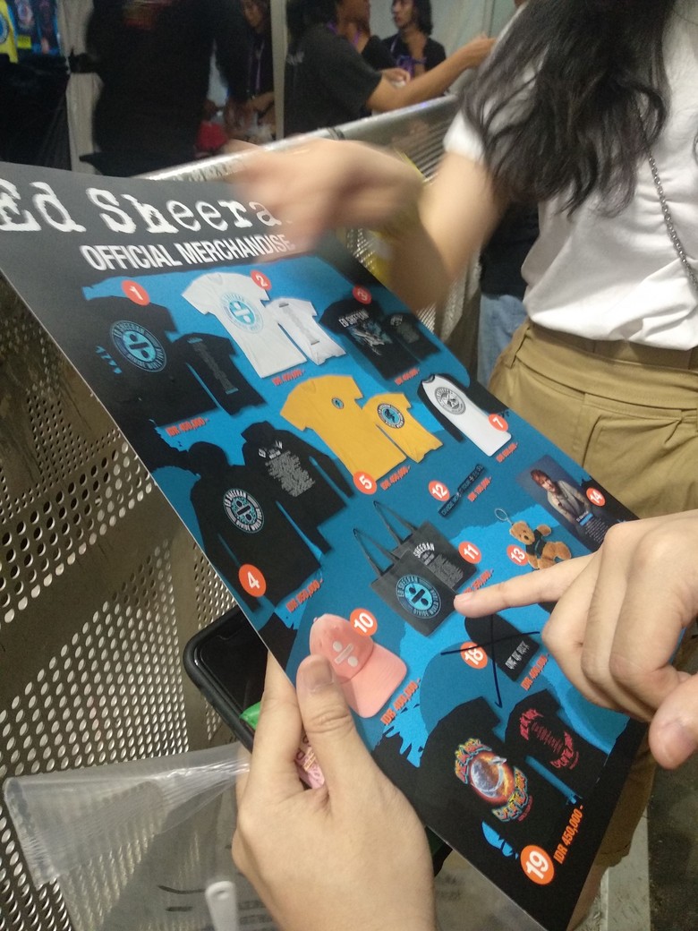 Totebag Resmi Konser Ed Sheeran Laris Manis Terjual Totebag Resmi Konser Ed Sheeran Laris Manis Terjual