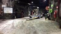 Di dalam tambang bawah tanah ini juga terdapat bengkel untuk alat berat yang digunakan sebagai kendaraan operasional.