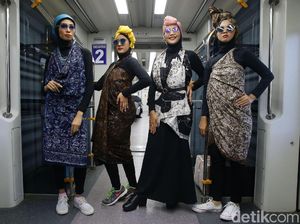 Unik! Bukan di Catwalk, Para Model Ini Fashion Show di Kereta Bandara