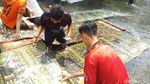Potret Orang Sekampung Cuci Karpet Masjid di Semarang