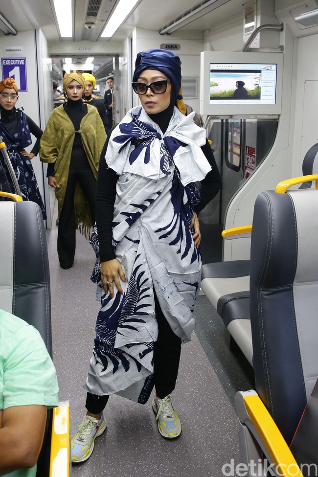 Fashion Show on Train ini menurut BAZNAS digelar untuk meningkatkan semangat ibu-ibu mustahik dalam memproduksi kain, sebagai upaya peningkatan ekonomi, dan mengenalkan lebih luas batik dan tenun kepada masyarakat. Foto: Grandyos Zafna/detikcom