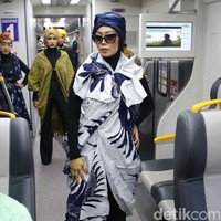 Fashion Show on Train ini menurut BAZNAS digelar untuk meningkatkan semangat ibu-ibu mustahik dalam memproduksi kain, sebagai upaya peningkatan ekonomi, dan mengenalkan lebih luas batik dan tenun kepada masyarakat. Foto: Grandyos Zafna/detikcom