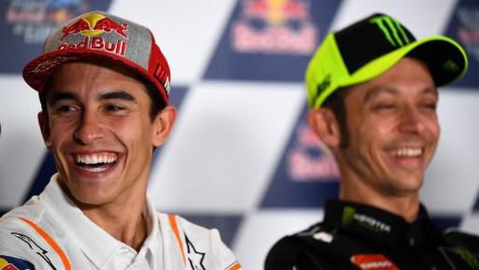 Repsol Honda Teams Spanish rider Marc Marquez and Monster Energy Yamahas Italian rider Valentino Rossi (R) attend a press conference at the Jerez-Angel Nieto Circuit in Jerez de la Frontera on May 2, 2019 ahead of the Spanish Grand Prix. (Photo by GABRIEL BOUYS / AFP)