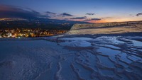 Waktu terbaik untuk menikmati Pamukkale adalah saat malam tiba. Kebanyakan wisatawan datang saat siang atau sore hari. (iStock)