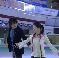 Main ice skating bersama juga jadi cara yang lebih menyehatkan dan romantis untuk menghabiskan waktu dengan pasangan. Drama favorit Full House bisa dijadikan inspirasinya. Foto: ist