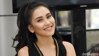 Ayu tampil dengan dress hitam di acara tersebut. Pool/Noel/detikFoto.
