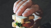 Wah dalam rangka diet atau bagaimana ini, kok sandwich yang dimakan Maisie ukurannya kecil banget. Kalau makannya seperti ini sih dijamin diet berhasil tapi harus tahan lapar. Foto: instagram @maisie_williams