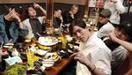 Pose Keren Ice Paris Intarakomalyasut Saat Makan dan Masak Bareng Sang Ibu