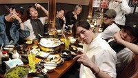 Makan malam bersama grup bannya Nine by Nine. Terlihat Ice sedang menikmati BBQ bersama sahabatnya Foto: Instgram@icepariss