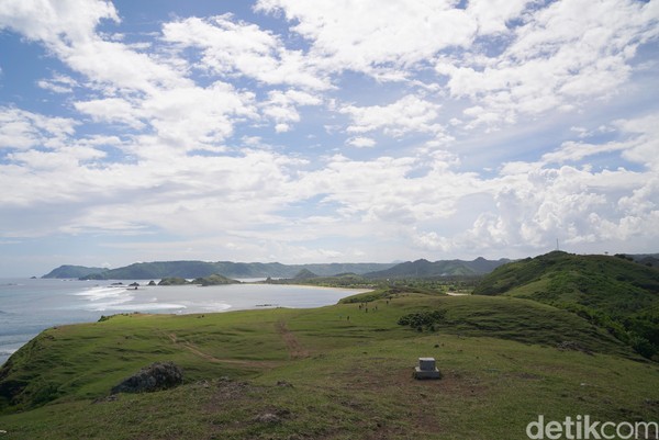 Bukit ini merupakan salah satu destinasi favorit yang berada di kawasan Mandalika. (Syanti/detikcom) Bukit ini merupakan salah satu destinasi favorit yang berada di kawasan Mandalika. (Syanti/detikcom)