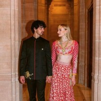 Meski sudah bertunangan lebih dulu dari sang adik Nick Jonas, namun Joe justru dilangkahi pernikahannya. Nick lah yang lebih dulu menikahi Priyanka Chopra. Inilah momen mesra Joe dan Sophie hadir di pernikahan Nick-Priyanka di India pada Desember 2018.  Foto: dok. Instagram