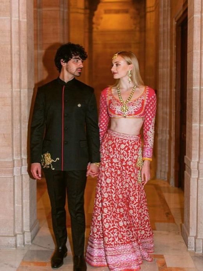 Meski sudah bertunangan lebih dulu dari sang adik Nick Jonas, namun Joe justru dilangkahi pernikahannya. Nick lah yang lebih dulu menikahi Priyanka Chopra. Inilah momen mesra Joe dan Sophie hadir di pernikahan Nick-Priyanka di India pada Desember 2018.  Foto: dok. Instagram